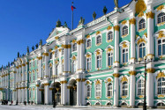 Der Fassadenschmuck des barocken Winterpalastes der Eremitage in St. Petersburg ist auf keiner der vier Seiten gleich, Russland - © Art Konovalov / Shutterstock