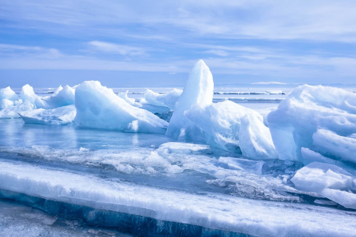 Von Anfang November bis Ende März herrscht um den Baikalsee Dauerfrost, der See ist von November bis Mai völlig zugefroren, Russland