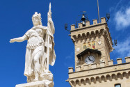 Die marmorne Freiheitsstatue von San Marino am Piazza della Libertà, dahinter der Palazzo die Capitanei - © Crisferra / Shutterstock
