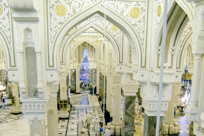 Das Innere der al-Haram-Moschee in Mekka, Saudi Arabien, ist vom Boden bis zur Decke prunkvoll geschmückt