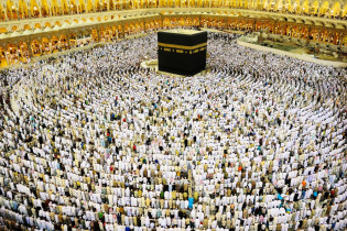 Im weitläufigen Innenhof der al-Haram-Moschee finden sich tausende Muslime rund um die Kaaba zum Gebet ein, Mekka, Saudi-Arabien