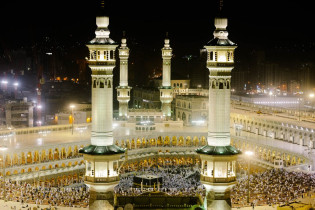 Nächtlicher Blick über die al-Haram-Moschee in Mekka, Saudi-Arabien