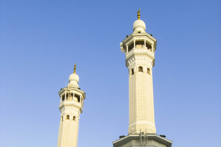 Zwei der neun Minarette flankieren das Bab-al-Fath, eines der vier Tore zur al-Haram-Moschee in Mekka, Saudi-Arabien