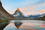 Blick auf das Matterhorn, kein anderer Berg kann dem majestätischen Anblick das Wasser reichen, Schweiz - © flyfisher / Fotolia