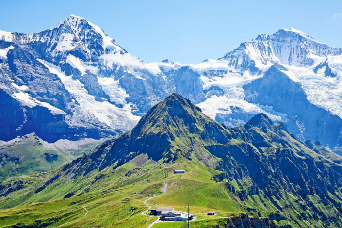 Das berühmte Jungfraujoch bietet auf 3.454 Meter Seehöhe fantastische Ausblicke in das umliegende Alpenpanorama. Pro Jahr besuchen ca. 700.000 Menschen das Jungfraujoch, Schweiz