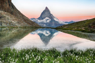 Das Matterhorn gilt unter Bergsteigern als der Inbegriff eines Berges und ist das Wahrzeichen der Schweiz - © Frank Fischbach / Shutterstock
