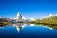Das Matterhorn ist mit 4.477m Höhe und seiner majestätischen Pyramidenform der Inbegriff eines Berges und das Wahrzeichen der Schweiz - © elxeneize / Fotolia