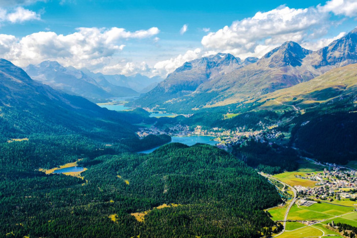 Der Aussichtsberg Muottas Muragl bildet den Ausgangspunkt für zahlreiche unvergessliche Panoramawanderungen um den Schweizer Wintersportort St. Moritz