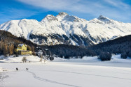Der See von St. Moritz inmitten einer herrlichen Winterlandschaft, Schweiz - © Massimo Bocchi / Shutterstock