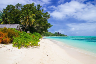 Der Anse Union im Westen von La Digue eignet sich hervorragend zum Baden und Schnorcheln, Seychellen
