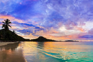 Der Anse Volbert, mit dem bezeichnendem Beinamen „Goldküste", ist der Hauptstrand auf Praslin, Seychellen - © Tatiana Popova / Shutterstock