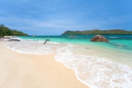 Der Sand des Anse Boudien ist puderweich und die See ruhig und angenehm zum Schwimmen und Baden, Praslin, Seychellen - © Jenny Sturm / Shutterstock