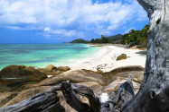 Mit dem Boot oder schwimmend bzw. schnorchelnd kann der Anse Kerlan auf Praslin ohne Hotel-Genehmigung auf dem Wasserweg erreicht werden, Seychellen - © Marc Stephan / Shutterstock