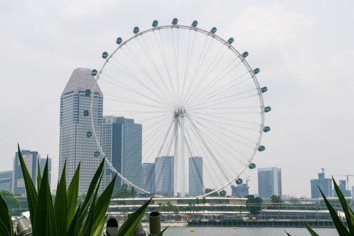 In 28 futuristischen  Gondeln, deren Form an eine gläserne Raumkapsel erinnert, haben jeweils 28 Personen Platz, Singapur