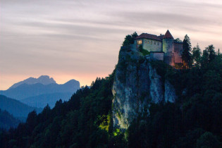 Blick auf die Burg auf ihrer Felsnase am Bleder See bei herrlicher Abendstimmung, Slowenien