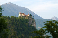 Ein kurzer aber steiler Pfad führt auf die Burg von Bled, von wo aus sich ein spektakulärer Blick über den Bleder See und die umliegende Berglandschaft von Slowenien bietet - © James Camel / franks-travelbox