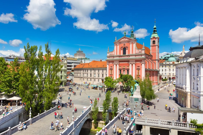 Als Mittelpunkt zweier Wahrzeichen und Hauptplatz von Ljubljana ist der Prešeren-Platz eine der wichtigsten Sehenswürdigkeiten der Hauptstadt von Slowenien