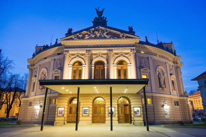 Das Opernhaus von Ljubljana wurde von 1890 bis 1892 von den tschechischen Architekten Jan V. Hrasky und Anton Hruby erbaut , Slowenien