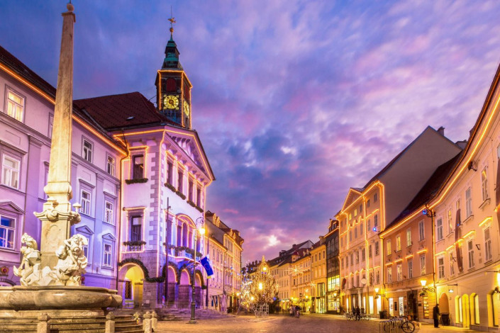 Das Rathaus von Ljubljana am Mestni trg wurde ursprünglich 1484 errichtet und 1817 vom Architekten Gregor Maček neu entworfen, Slowenien