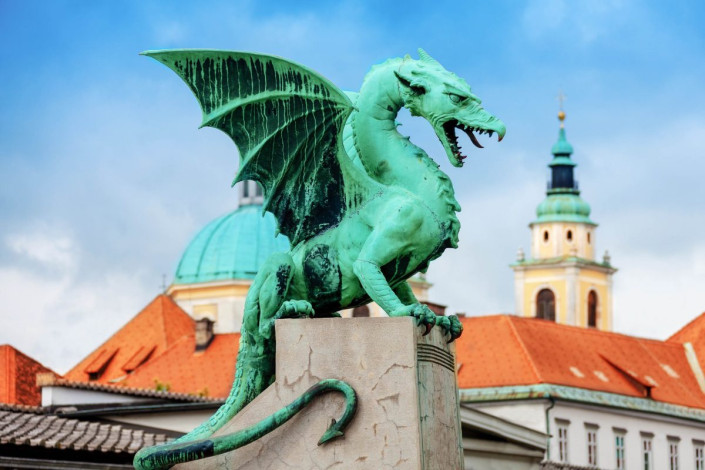 Die erstaunlich lebensechten Figuren der berühmten Drachenbrücke in Ljubljana, Slowenien, wurden von Jurij Zaninovich aus Dalmatien gefertigt