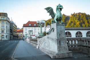 Europaweit zählte die Drachenbrücke in Ljubljana, Slowenien, Anfang des 20. Jahrhunderts zu den ersten und größten Bauwerken aus Stahlbeton