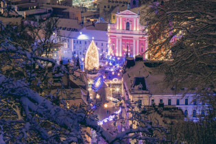Im Winter ist der Prešeren-Platz in der Altstadt von Ljubljana inklusive Weihnachtsbaum feierlich erleuchtet, Slowenien