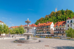 Mit einem zentralen Brunnen geschmückt bietet der Novi Trg einen herrlichen Blick auf die Burg von Ljubljana, Slowenien