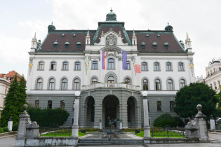 Seit 1919 hat die Universität von Slowenien im ehemaligen Landesschloss am Kongress-Platz von Ljubljana ihren Hauptsitz