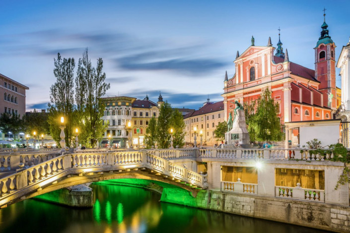 Zur blauen Stunde präsentieren sich der Prešeren-Platz und die Tromostovje in Ljubljana, Slowenien, von ihrer romantischen Seite