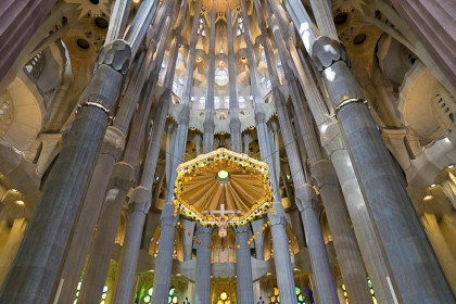 Blick in die Kuppel der monumentalen Sagrada Familia in Barcelona, Spanien