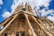 Blick vom Eingangsportal auf die ersten der insgesamt 18 Glockentürme der Sagrada Familia in Barcelona, Spanien - © Nanisimova / Shutterstock