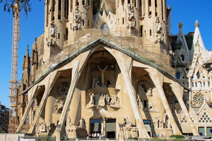 Der Eingang zur Sagrada Familia in Barcelona erscheint ob der Größe der Kathedrale nahezu mickrig, Spanien