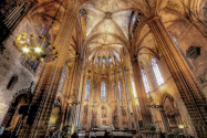 Die imposante Kathedrale von Barcelona beeindruckt durch ihre prunkvolle gotische Fassade und die eindrucksvolle Innenausstattung, Spanien - © Chantal de Bruijne / Shutterstock