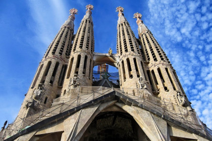 Die imposante Sagrada Familia in Barcelona wird seit dem Jahr 1882 gebaut und zur Gänze aus privaten Geldern finanziert, Spanien
