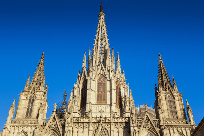 Die Kathedrale von Barcelona entstand im 11. Jahrhundert auf den Ruinen einer Basilika, die von den Mauren zerstört worden war und steht am höchsten Punkt der Altstadt, Spanien