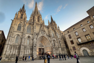 Die Kathedrale von Barcelona, Spanien, befindet sich am höchsten Punkt der Altstadt, auf dem Pla de la Seu