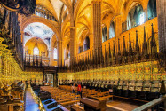 Ein Hauptschiff und zwei Seitenschiffe der Kathedrale von Barcelona, Spanien, erstrecken sich über 83 Meter Länge und 25 Meter Höhe - © In Green / Shutterstock