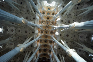 Innenansicht der prachtvollen Basilika Sagrada Familia, deren Bau im Jahr 1882 vom berühmten Architekten Antonio Gaudí begonnen wurde, Barcelona, Spanien