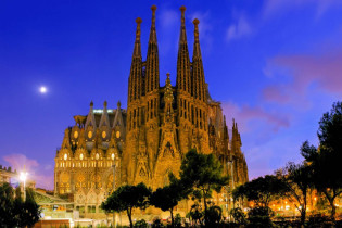 La Sagrada Familia in Barcelona bei Nacht, unumstrittenes Meisterwerk des Architekten Gaudí, Spanien