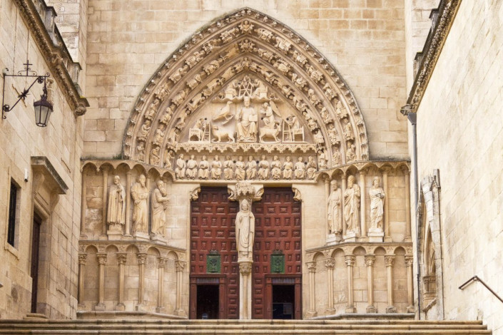 Am Sarmental-Portal in der südlichen Querhauswand der Kathedrale von Burgos ist Jesus Christus mit den um ihn versammelten schreibenden Evangelisten dargestellt, Spanien