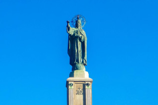 Das 37m hohe Christkönig-Monument begrüßt die Besucher des Klosters Sant Salvador mit einer segnenden Geste, Mallorca, Spanien