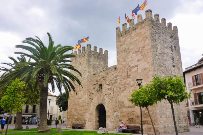 Das Porta de Sant Sebastià ist ein imposantes Überbleibsel der historischen Stadtmauer von Alcúdia im Nordosten Mallorcas, Spanien