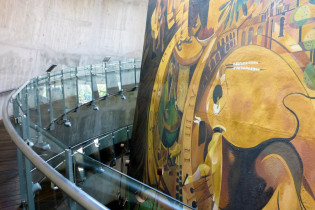 Der Gang in der Mitte des Centre des Visitants de Cabrera wird von einem gewaltigen Gemälde über die Geschichte der Menschheit beherrscht, Mallorca, Spanien