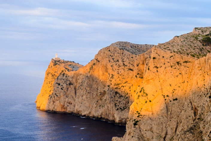 Der Leuchtturm am Cap de Formentor thront seit dem Jahr 1892 auf einer hunderte Meter hohen Steilwand, zu deren Fuß unablässig das Meer tost, Mallorca, Spanien