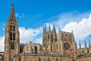 Die Kathedrale von Burgos befindet sich in der Stadt Burgos im Norden Spaniens und stellt eine wichtige Station auf dem Jakobsweg dar, Spanien - © gkuna / Shutterstock