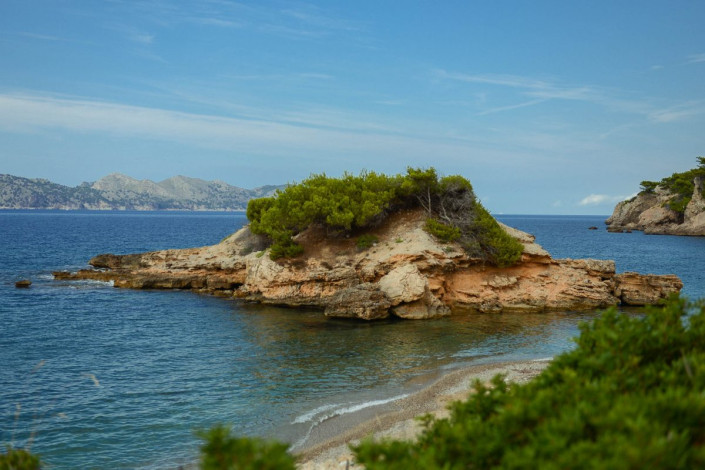 Die kleine Badebucht S’Illot am Cap des Pinars bei Alcúdia auf Mallorca, Spanien, ist besonders einladend