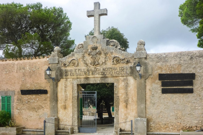 Eingang zum Santuari de Nostra Senyora de Cura, dem höchstgelegenen und größten Kloster am Klosterberg Randa, Mallorca, Spanien