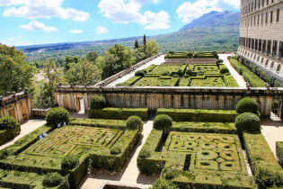 Der Palast El Escorial in San Lorenzo, Spanien, wird von einem prächtigen Renaissance-Garten umgeben