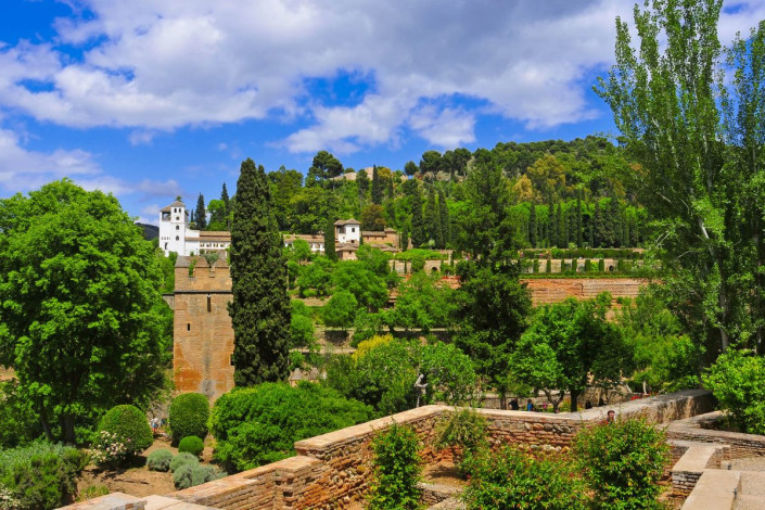 Blick über die zahlreichen Gärten in der Festung Alhambra, Granada, Spanien