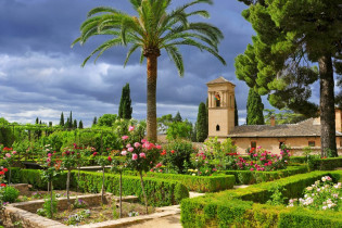 Die prachtvolle Gartenanlage der Alhambra ist mit den Nasridenpalästen das Herzstück der Alhambra in Granada, Spanien